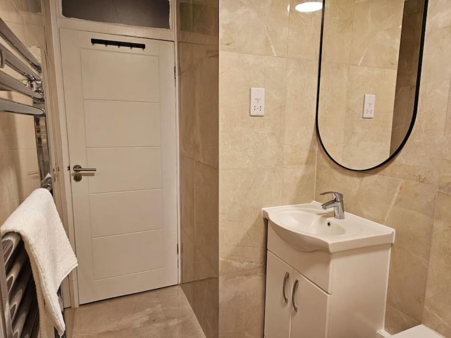 Wonderful Apartment In Wembley London Bagian luar foto