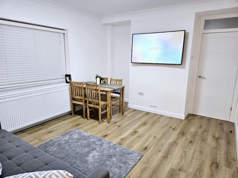 Wonderful Apartment In Wembley London Bagian luar foto